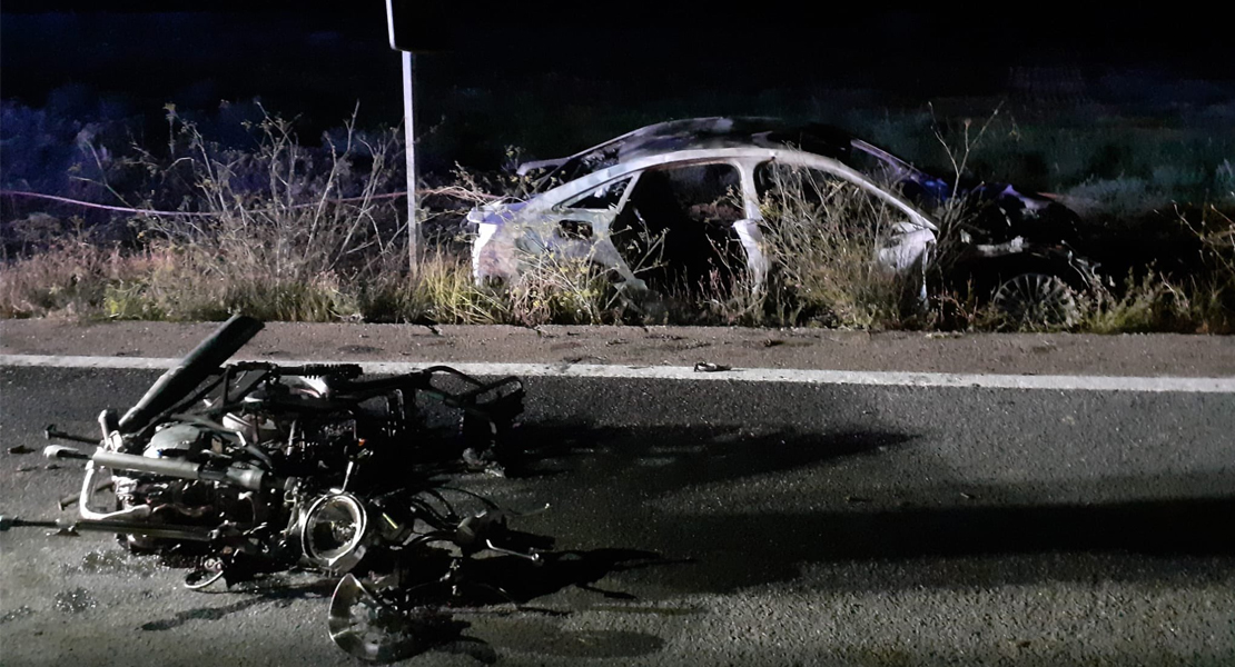 Muere un motorista tras un fuerte choque contra un turismo que provocó una explosión