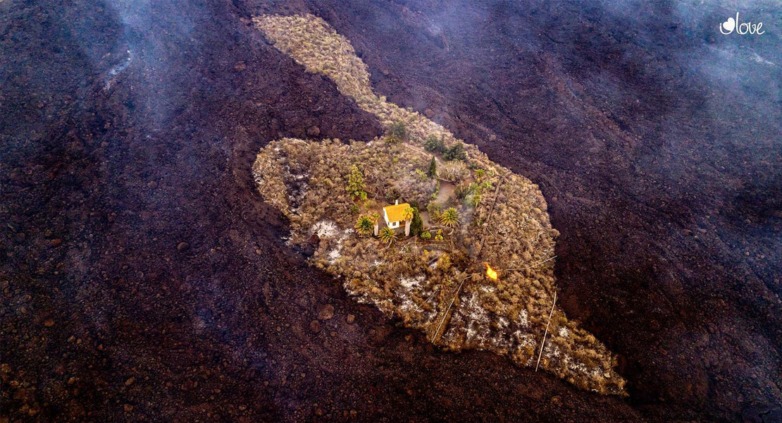 Imágenes angustiosas: la lava a punto de engullir una casa en La Palma