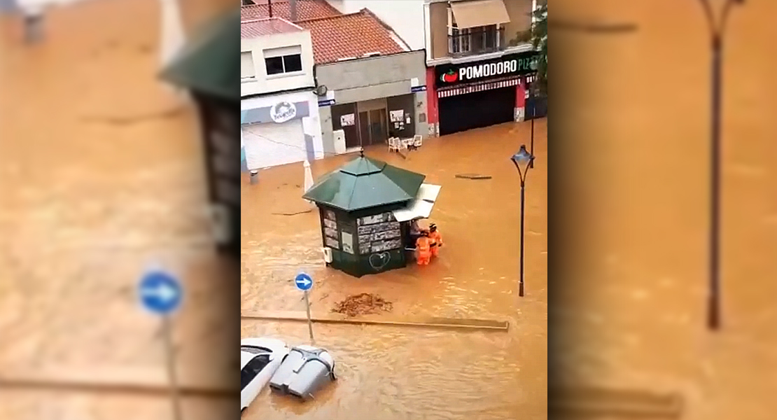 Momentos de tensión: una mujer queda atrapada en un kiosko de Almendralejo