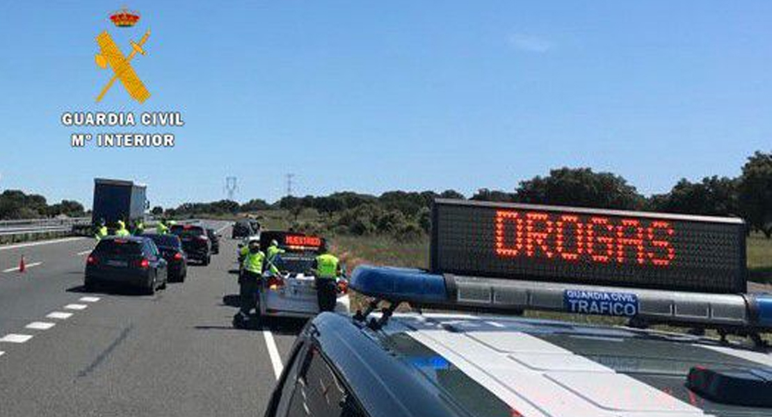 Se da a la fuga drogado al encontrarse con un control en una carretera extremeña