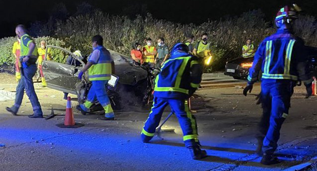 Fallece un joven tras estrellar su vehículo contra una rotonda