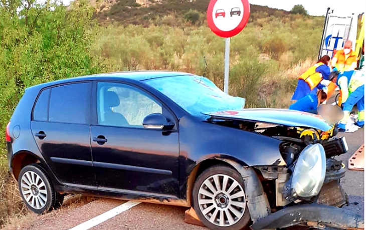 Colisión entre un turismo y un camión en la EX – 104