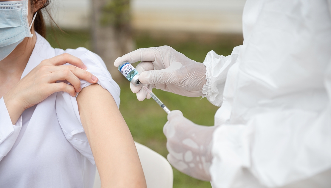 La eficacia de las vacunas de Pfzer y Modera decae a partir de los cuatro meses