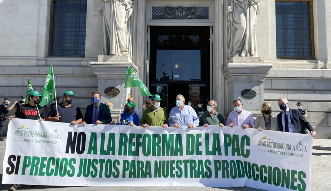 Los agricultores extremeños toman las puertas del ministerio de Agricultura en defensa del campo