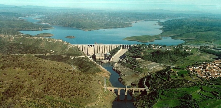 Iberdrola niega haber causado la aparición de conchas en el embalse de Alcántara