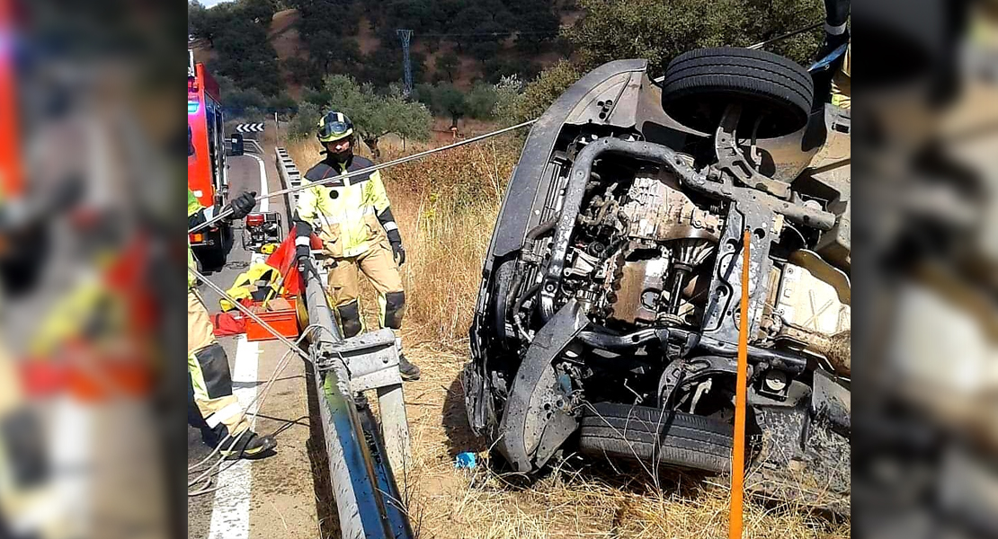 Queda atrapado tras un accidente en la carretera extremeña BA-124