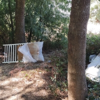 CHG retira basura en el río Gévora: cunas, asientos de niños, sillas…