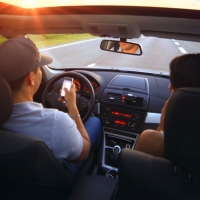 Las distracciones al volante ocasionaron más de 300 fallecidos el pasado año