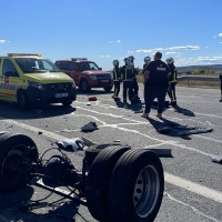 Impactante accidente tras colisionar un turismo y un camión de mudanzas