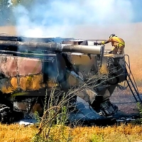 Bomberos de Badajoz trabajan en un incendio en la pedanía de Alcazaba (BA)