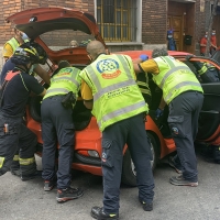 Una fallecida y varios heridos tras dos accidentes, uno de ellos entre un urbano y un turismo