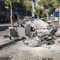 Pierde el control y choca contra una farola, un árbol y una moto