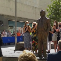 Piden la retirada de la estatua de Celdrán, &quot;el ex alcalde homófobo de Badajoz&quot;