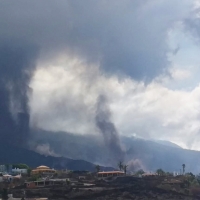 El cono del volcán de La Palma se rompe y una colada enorme va hacia el mar