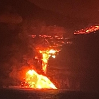 Se cumplen las predicciones y la lava llega al mar en La Palma