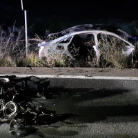 Muere un motorista tras un fuerte choque contra un turismo que provocó una explosión