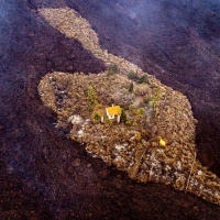 Imágenes angustiosas: la lava a punto de engullir una casa en La Palma