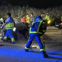 Fallece un joven tras estrellar su vehículo contra una rotonda
