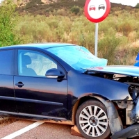 Colisión entre un turismo y un camión en la EX – 104