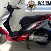 Multados en Talavera la Real por conducir una moto sin carné ni seguro y con matrícula falsa