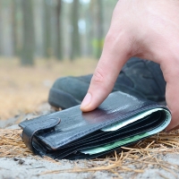 Puedes ir a la cárcel si te quedas dinero que encuentres por la calle
