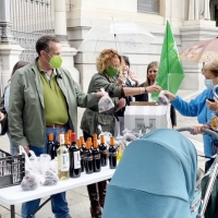 Sin noticias del ministro: los agricultores extremeños regalan su cosecha frente al Ministerio