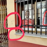 Acto vandálico: pintadas, símbolos nazis e insultos contra la sede del PSOE en Medellín