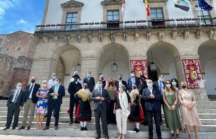 El Ayto. de Cáceres renueva su compromiso con Extremadura y recuerda a los fallecidos por Covid