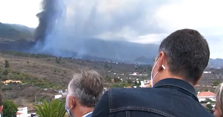 Pedro Sánchez recorre las zonas afectadas por el volcán de La Palma