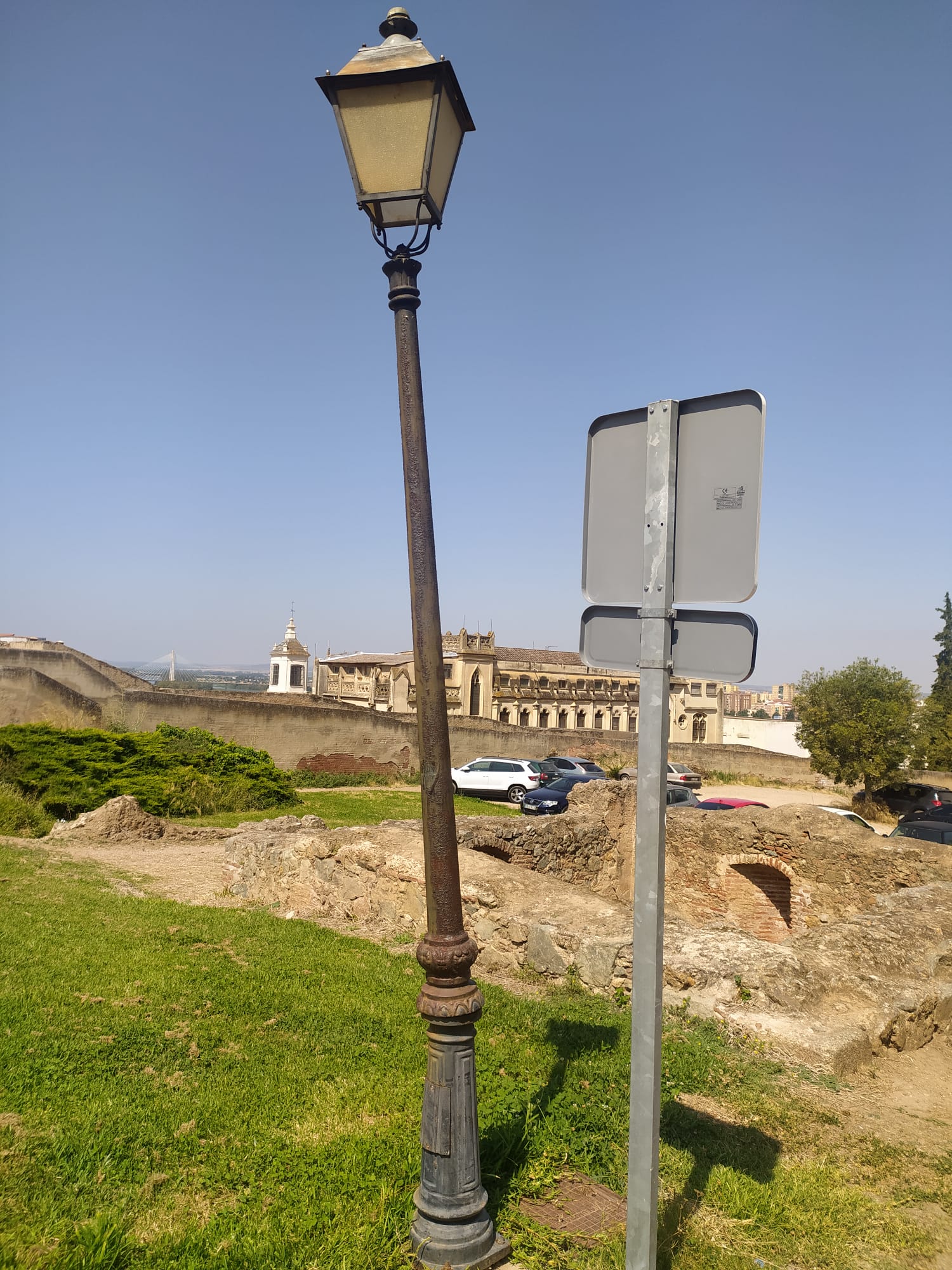 El abandono de la Alcazaba en imágenes: vallas, pintadas, socavones...