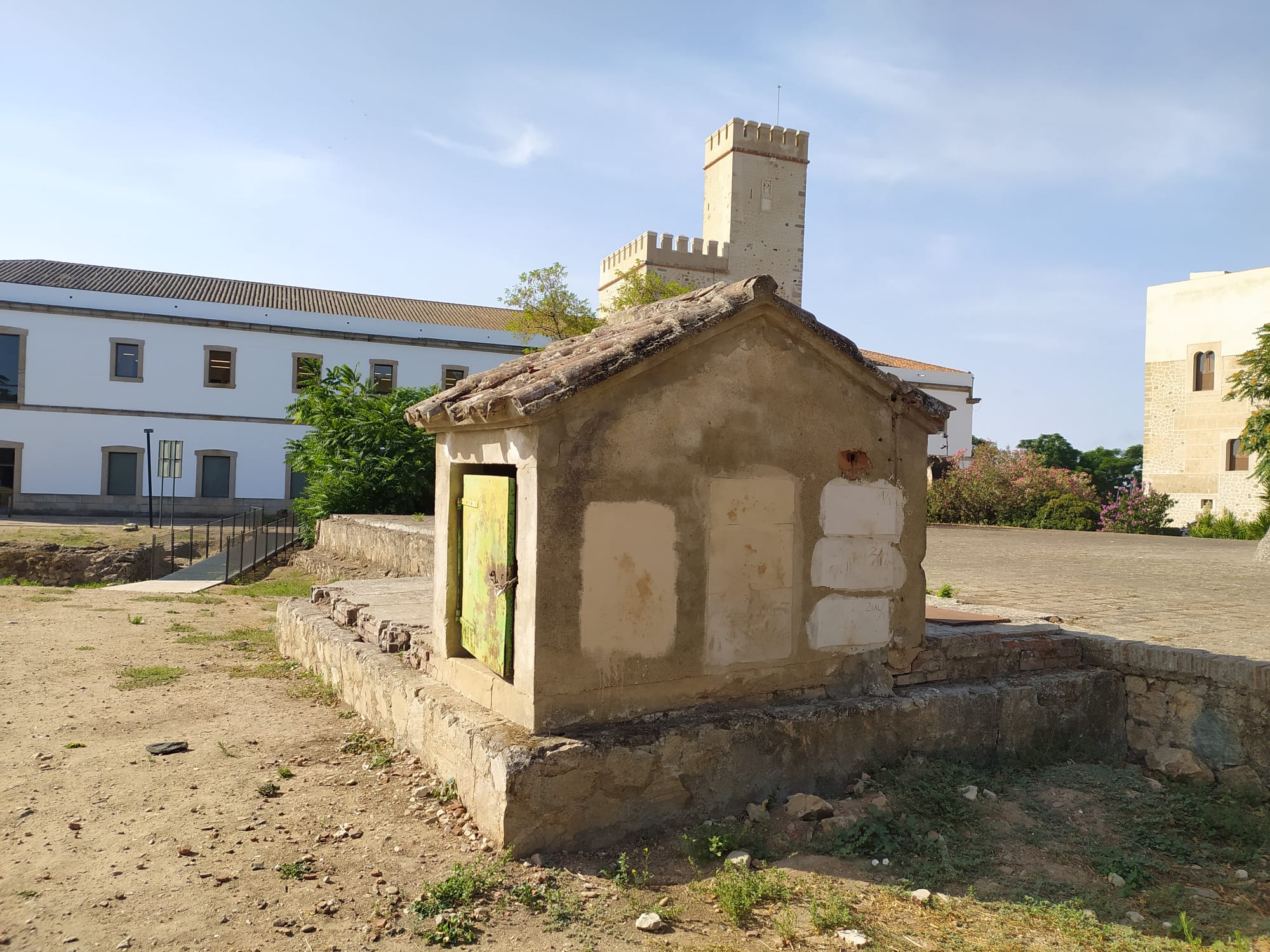 El abandono de la Alcazaba en imágenes: vallas, pintadas, socavones...