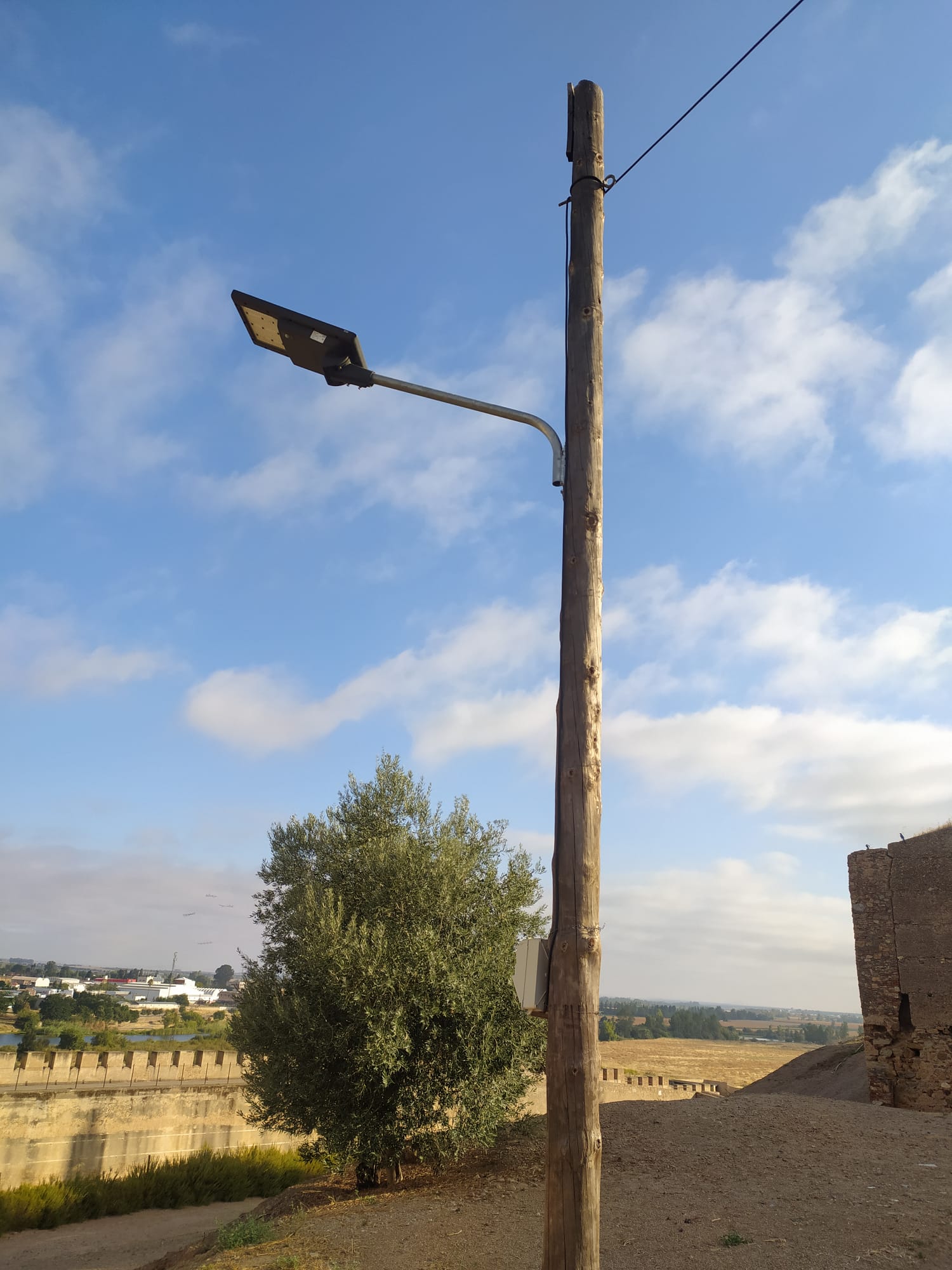 El abandono de la Alcazaba en imágenes: vallas, pintadas, socavones...