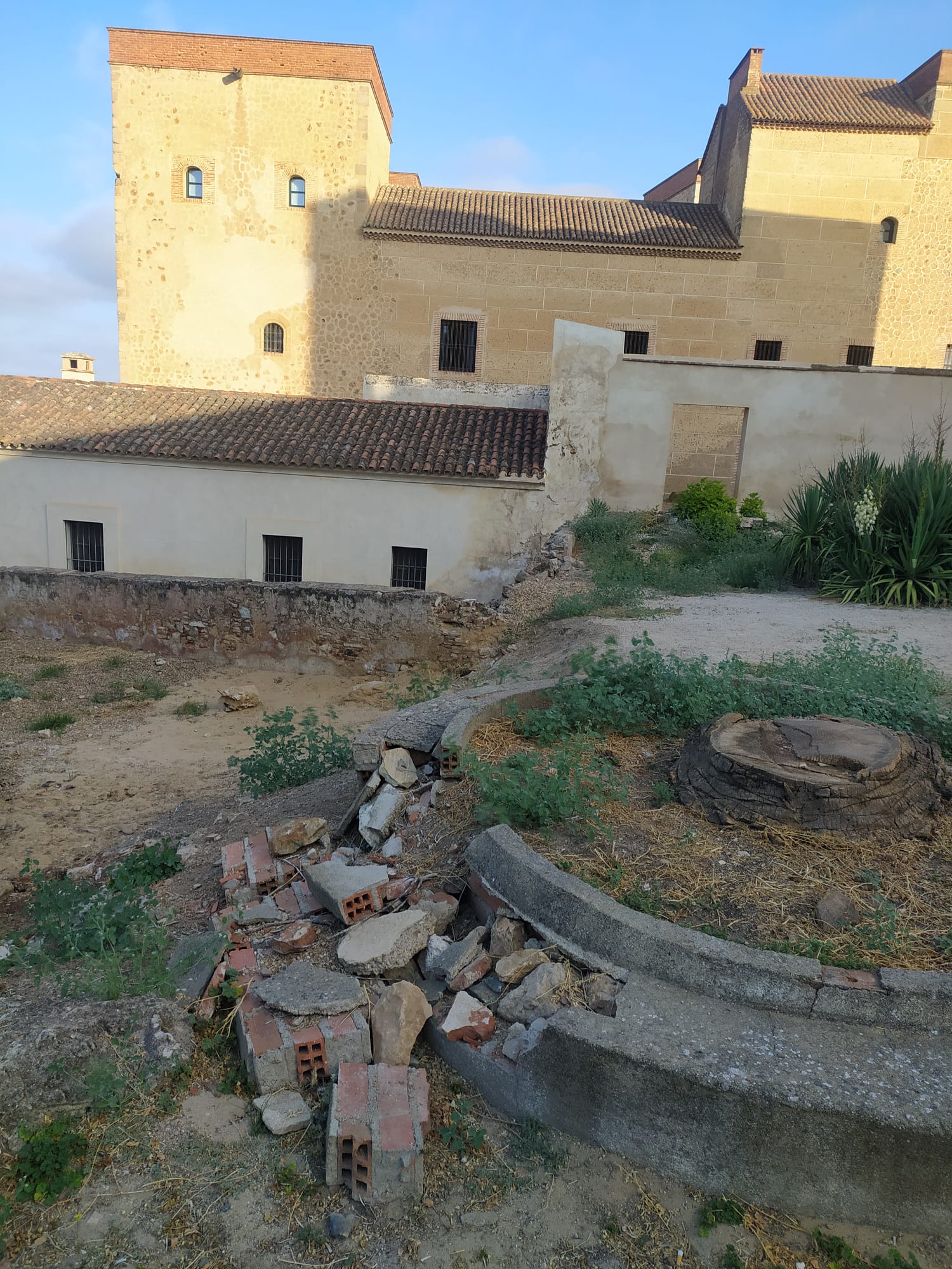 El abandono de la Alcazaba en imágenes: vallas, pintadas, socavones...