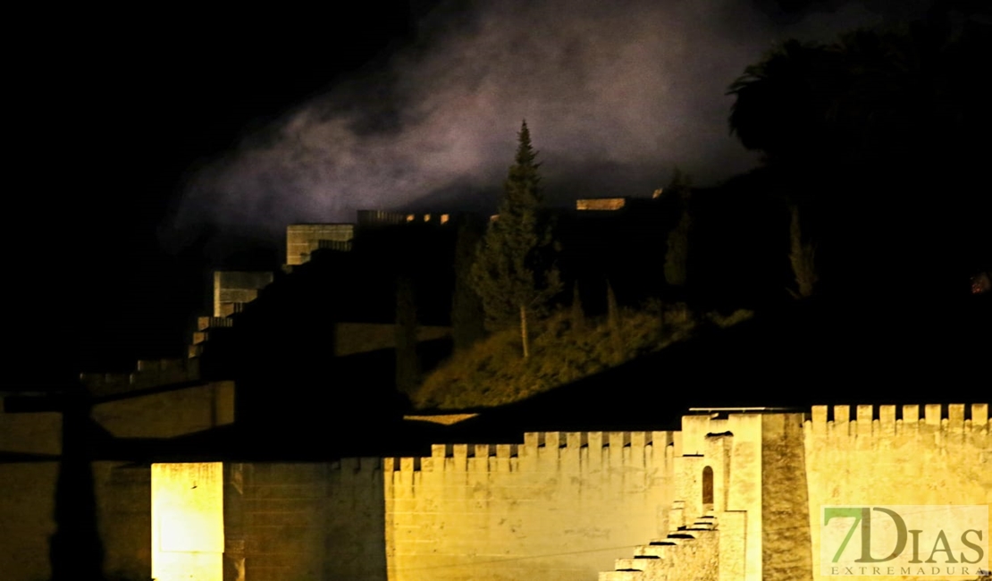 Los Bomberos trabajan en un incendio localizado en la Alcazaba (Badajoz)