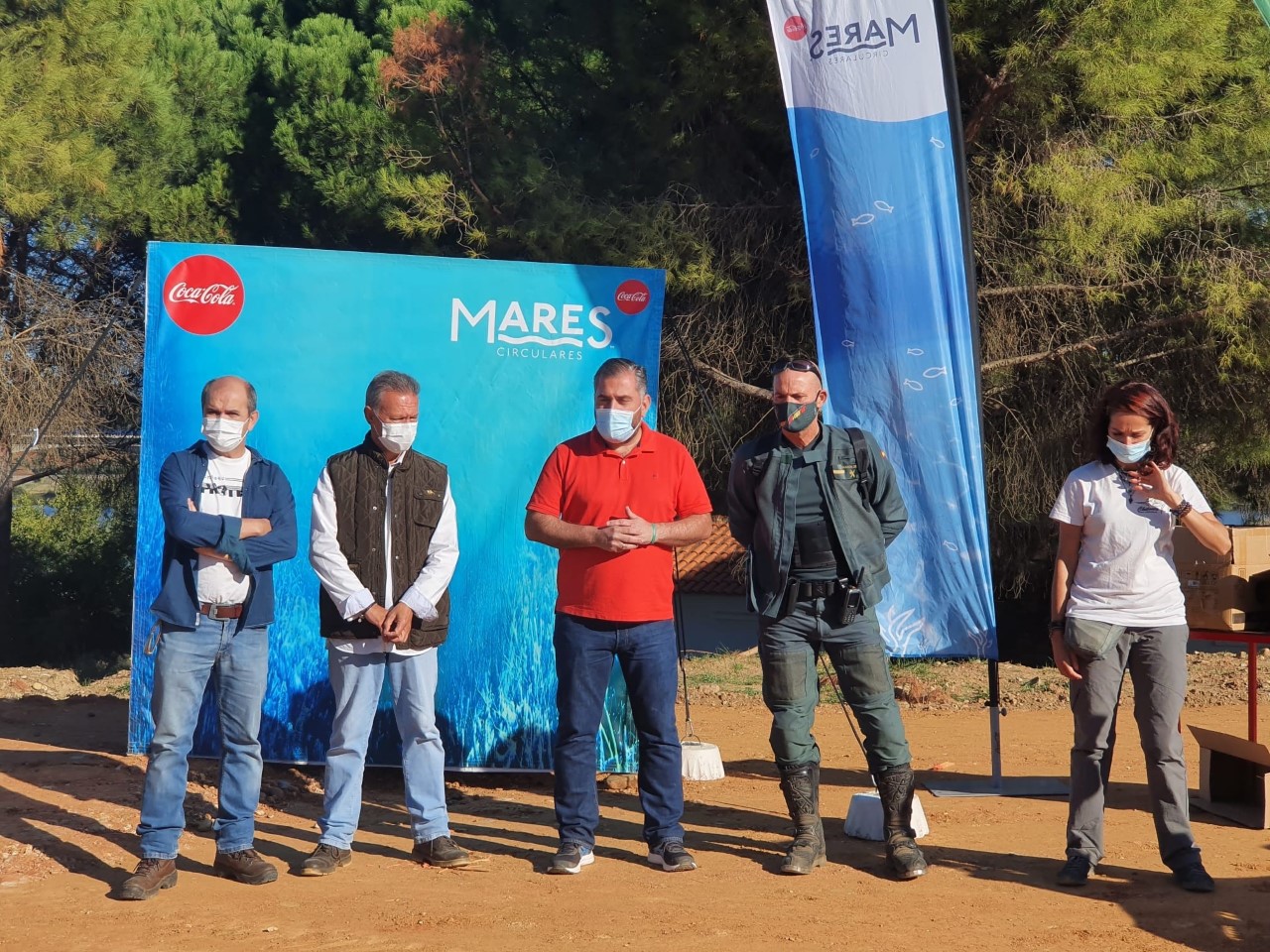 46 voluntarios limpian el río Guadiana a su paso por Mérida