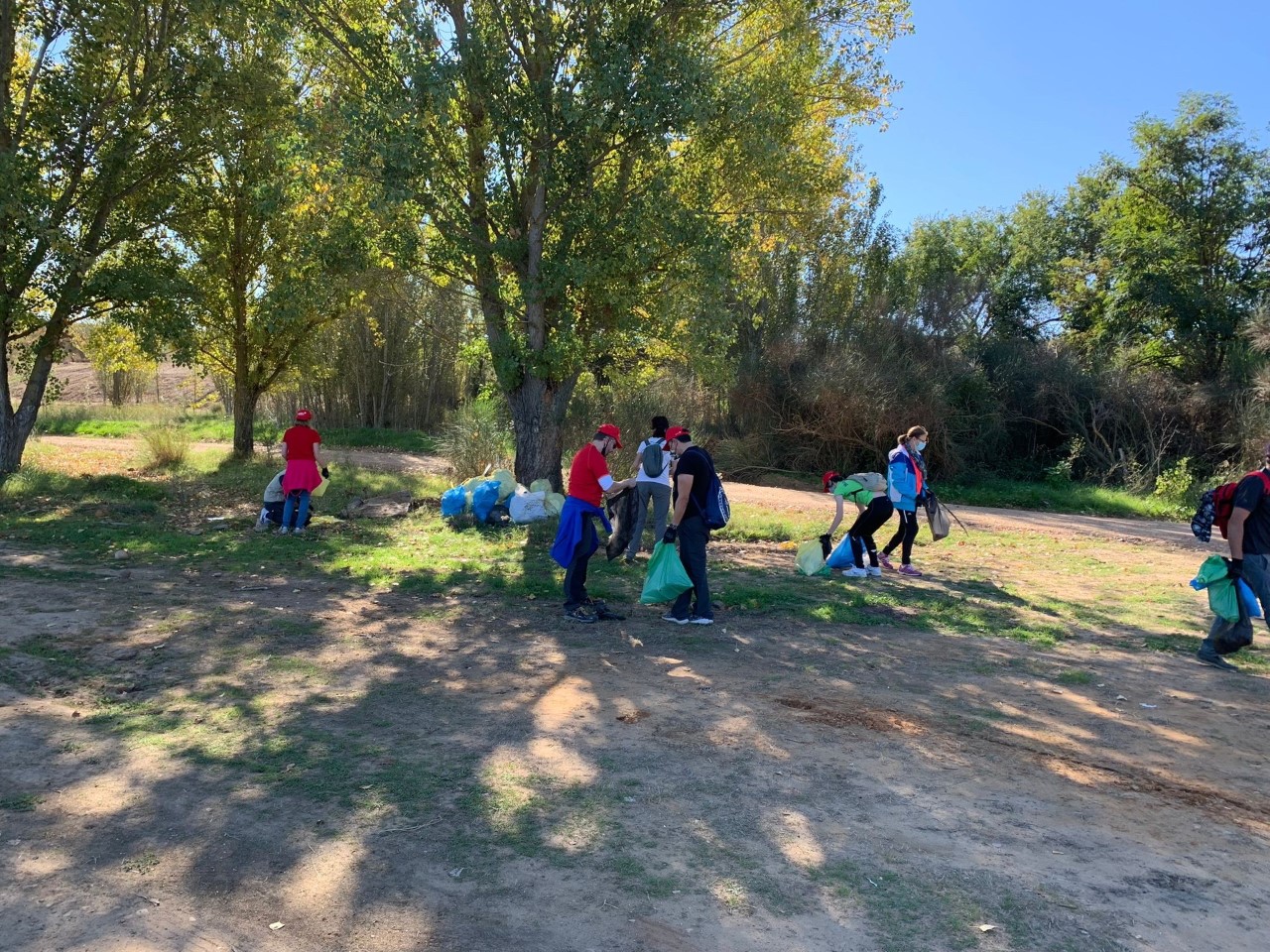 46 voluntarios limpian el río Guadiana a su paso por Mérida