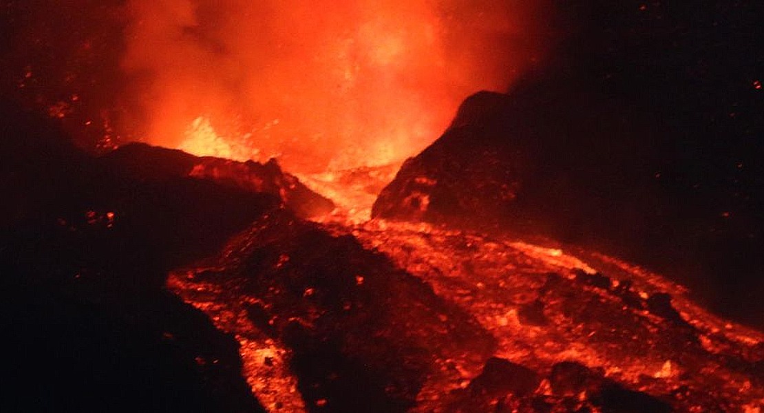 El volcán de La Palma se reactiva y más lava baja hacia el mar