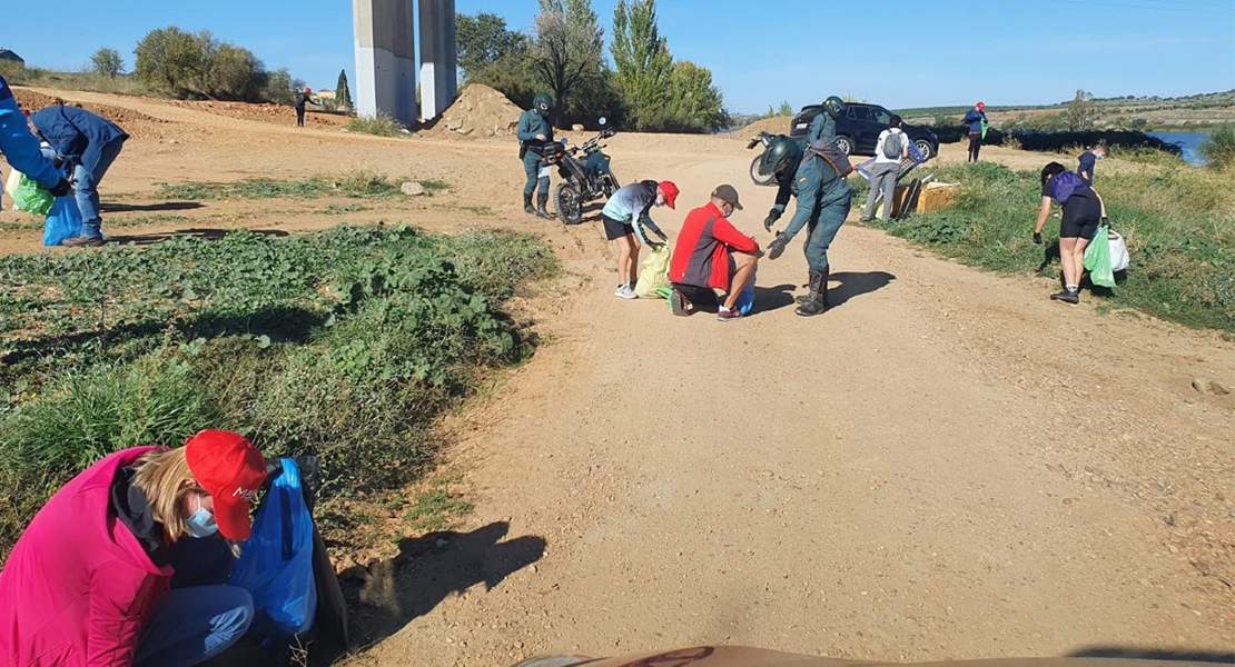 46 voluntarios limpian el río Guadiana a su paso por Mérida