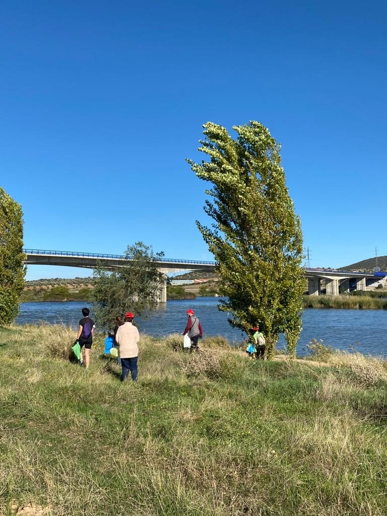 46 voluntarios limpian el río Guadiana a su paso por Mérida