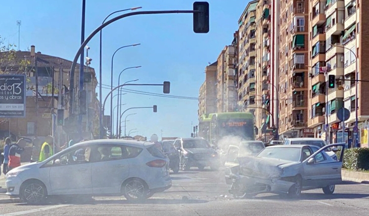 Los bomberos actúan en un accidente en Badajoz