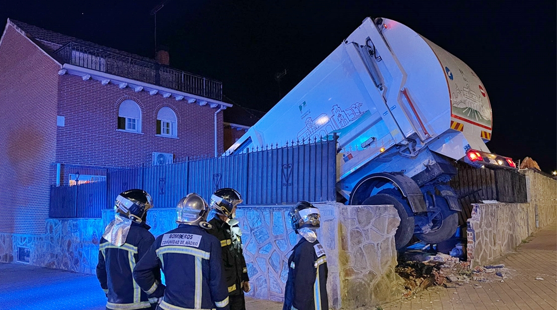 Un camión de basura se empotra contra una vivienda