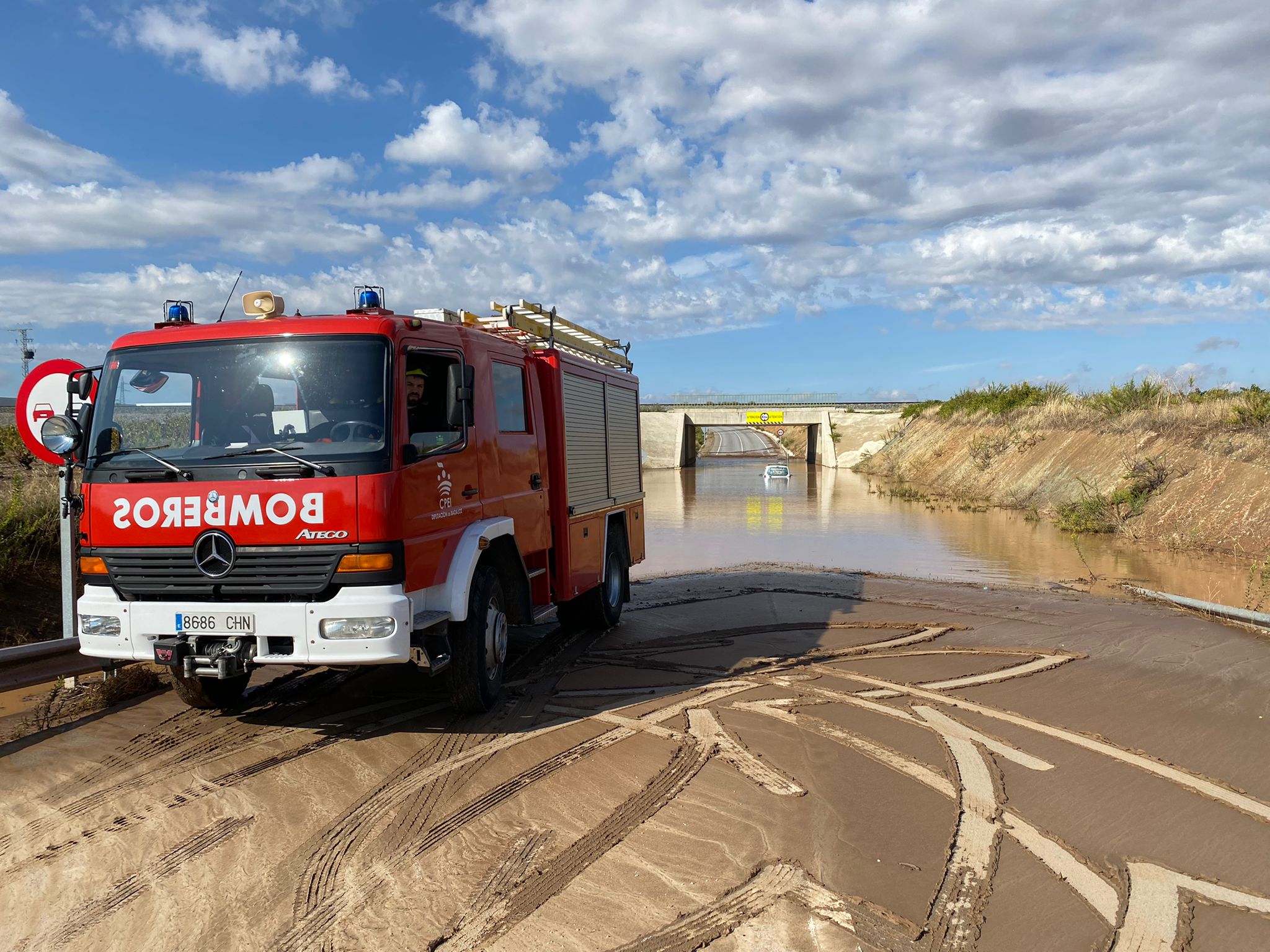 Bomberos del CPEI continúan trabajando en los pueblos afectados por las fuertes lluvias