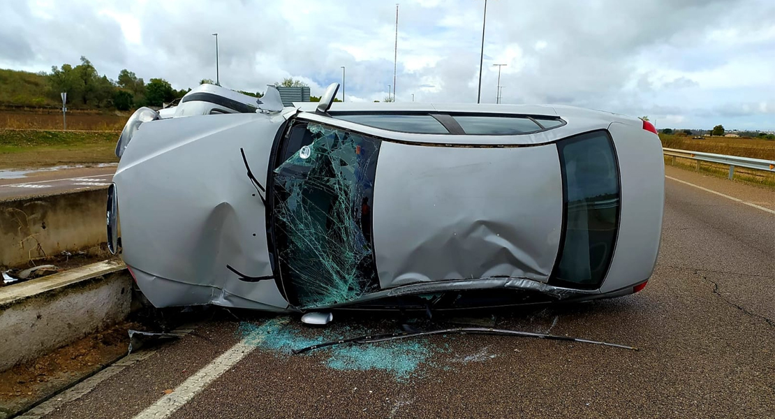 Queda en mitad de la carretera tras accidentarse a la entrada de Badajoz