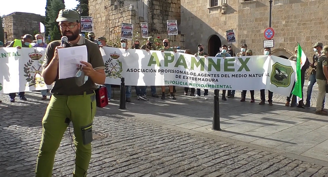 Pitada de los Agentes del Medio Natural a las puertas de Presidencia de la Junta de Extremadura
