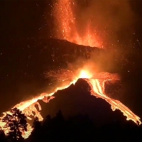 Asombroso vídeo: así expulsa lava el volcán de La Palma por una de sus bocas