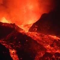 El volcán de La Palma se reactiva y más lava baja hacia el mar