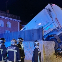 Un camión de basura se empotra contra una vivienda