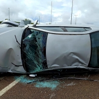 Queda en mitad de la carretera tras accidentarse a la entrada de Badajoz