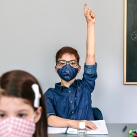 Extremadura dice no al fin de las mascarillas en los recreos