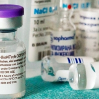 Autorizan la combinación de vacunas y la dosis de refuerzo de Moderna y Janssen